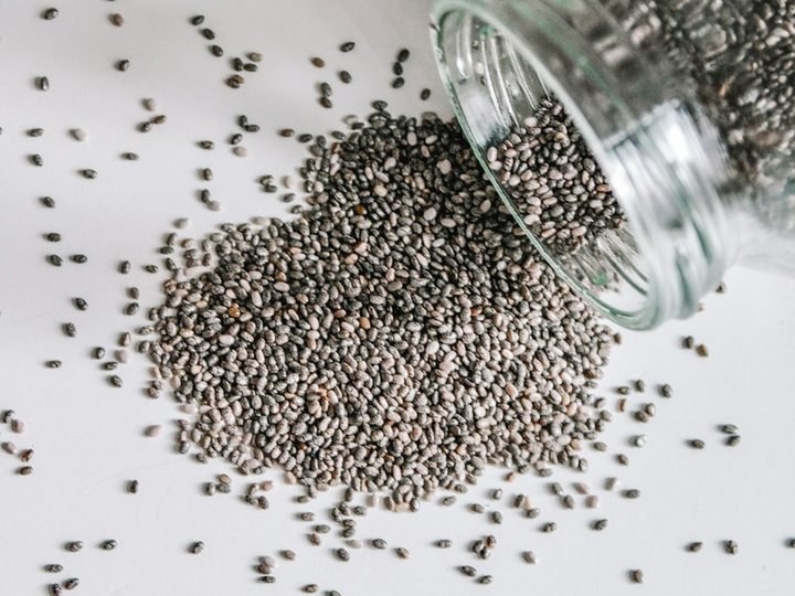 Sementes de chia a sair de um frasco