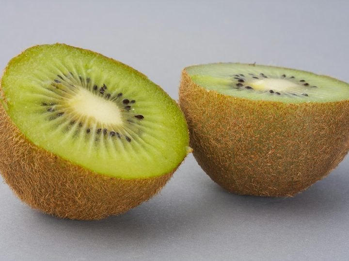 Kiwis cortados ao meio